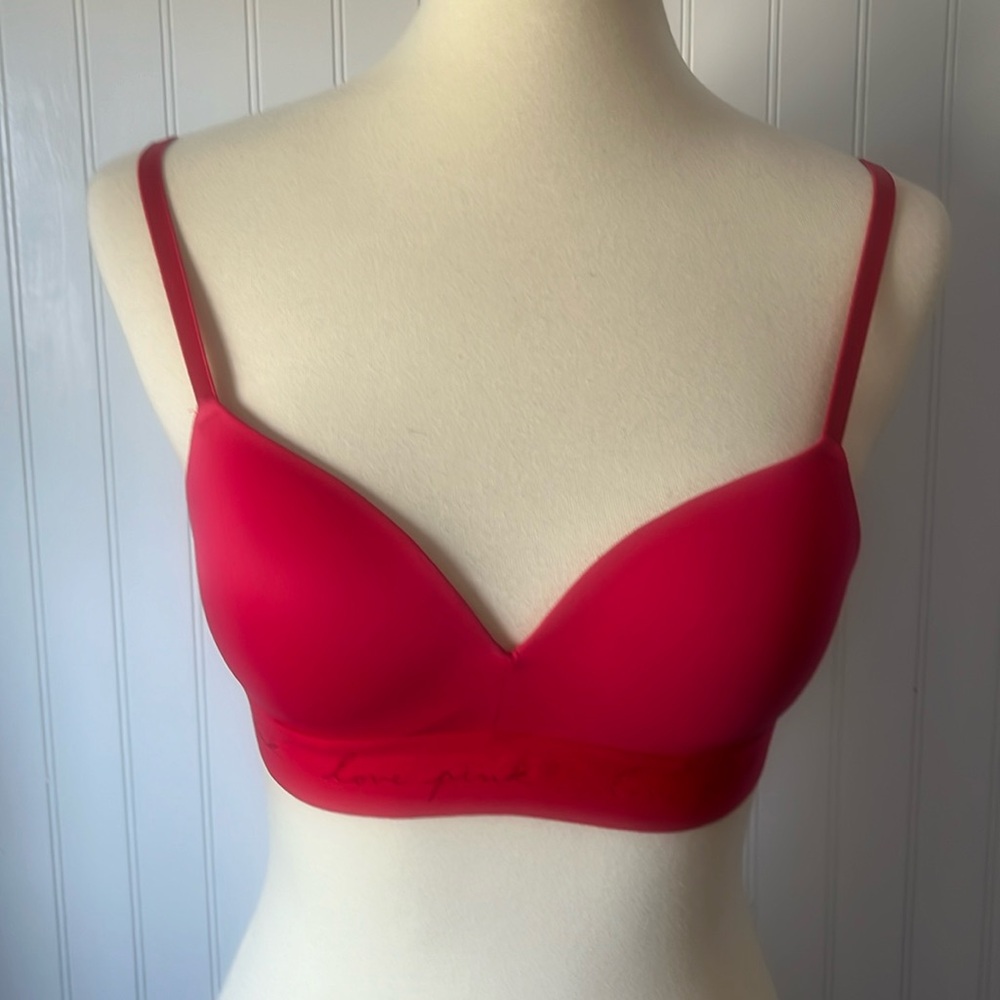 VS PINK Wear Everywhere Wireless Lightly Lined